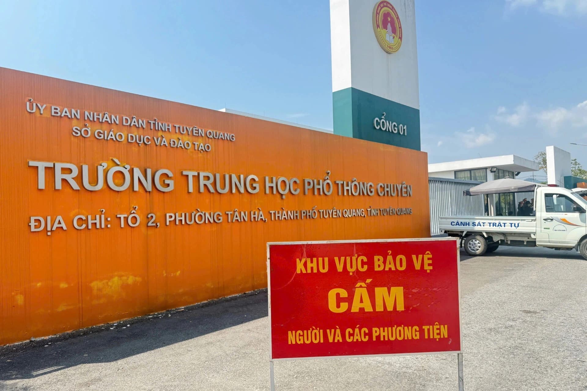 Đề thi lại ở THPT chuyên Tuyên Quang