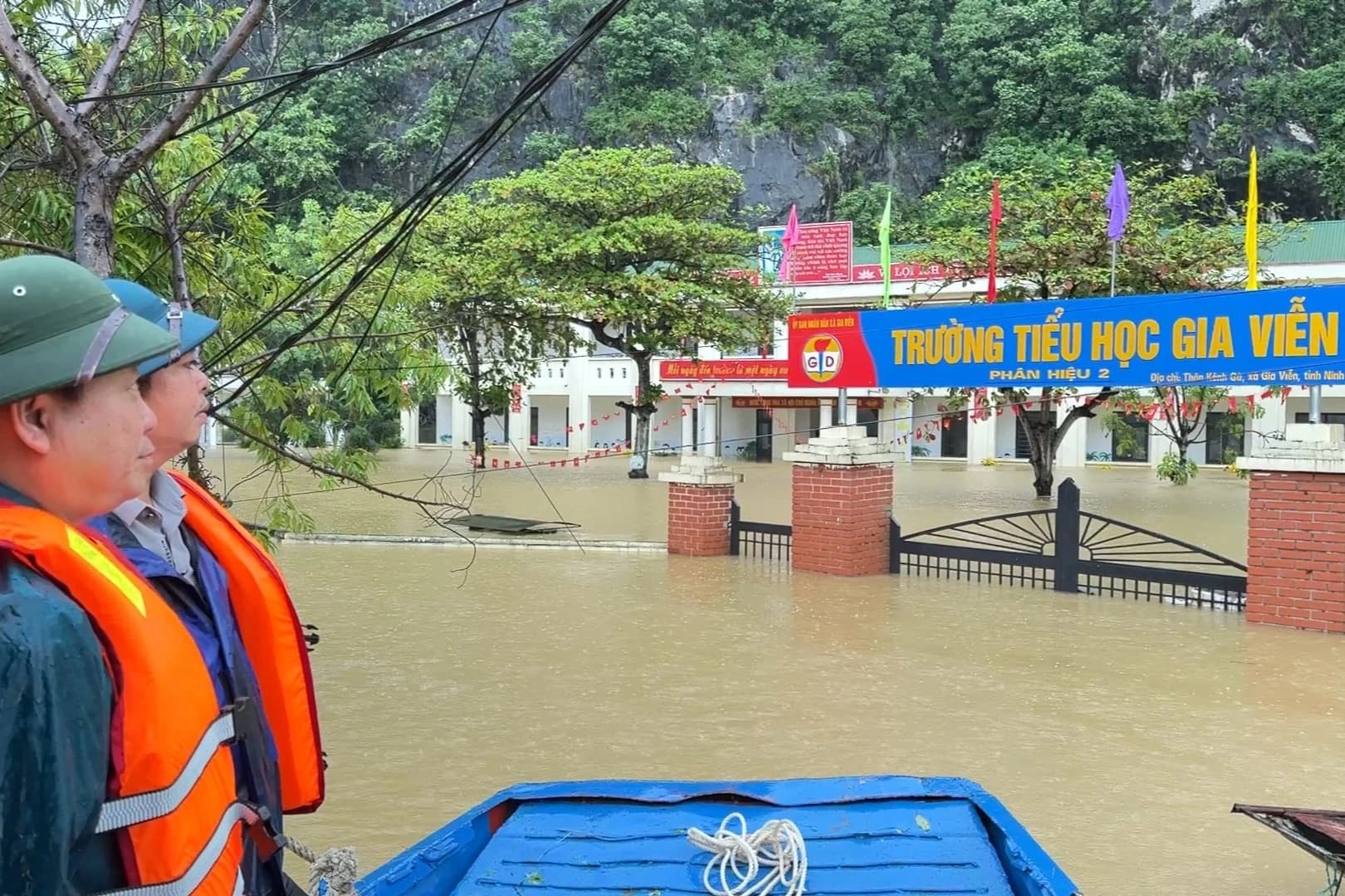 Lũ lụt tại Ninh Bình khiến 144 trường học tạm ngừng và 16.300 học sinh học trực tuyến