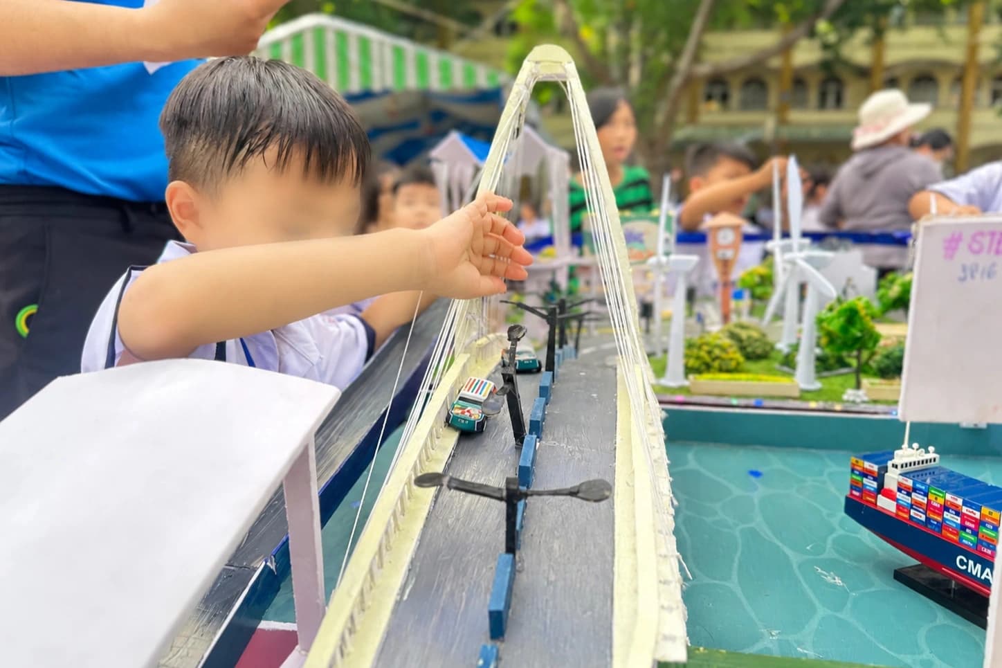Hiệu trưởng giải thích: chỉ học môn liên kết mới được phép bán trú tại trường Tiểu học Nguyễn Thị Minh Khai
