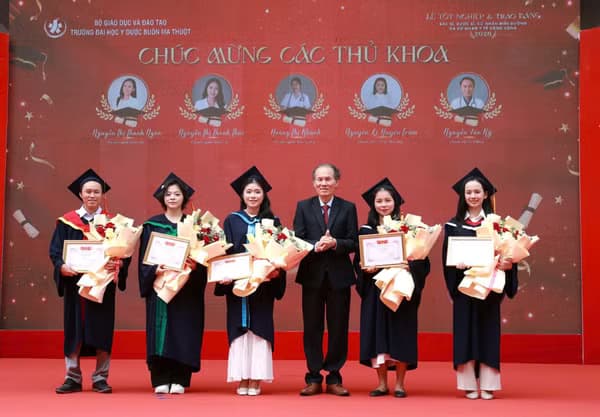 Trường Đại học Y Dược Buôn Ma Thuột tốt nghiệp 283 bác sĩ, dược sĩ