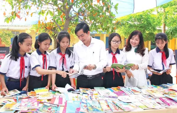 Huế phát miễn phí sách giáo khoa