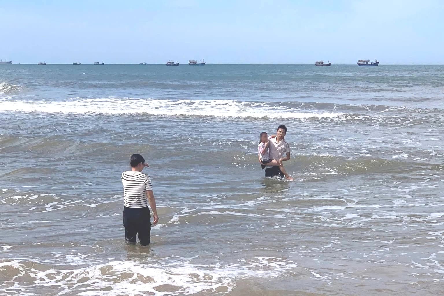Nam sinh nhận Huy hiệu Tuổi trẻ dũng cảm