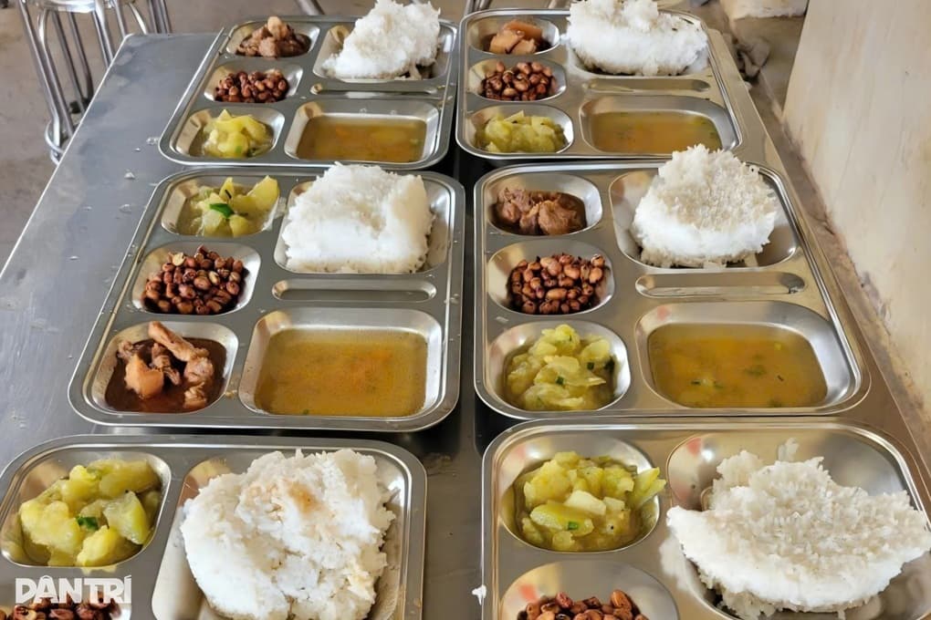 Thủ tướng yêu cầu công khai ảnh khay ăn học sinh