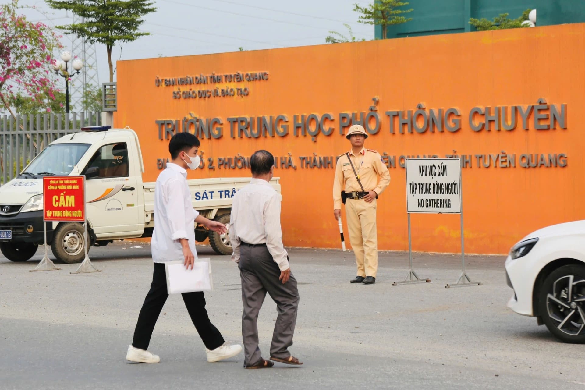 Trường THPT chuyên Tuyên Quang thi lại môn Văn