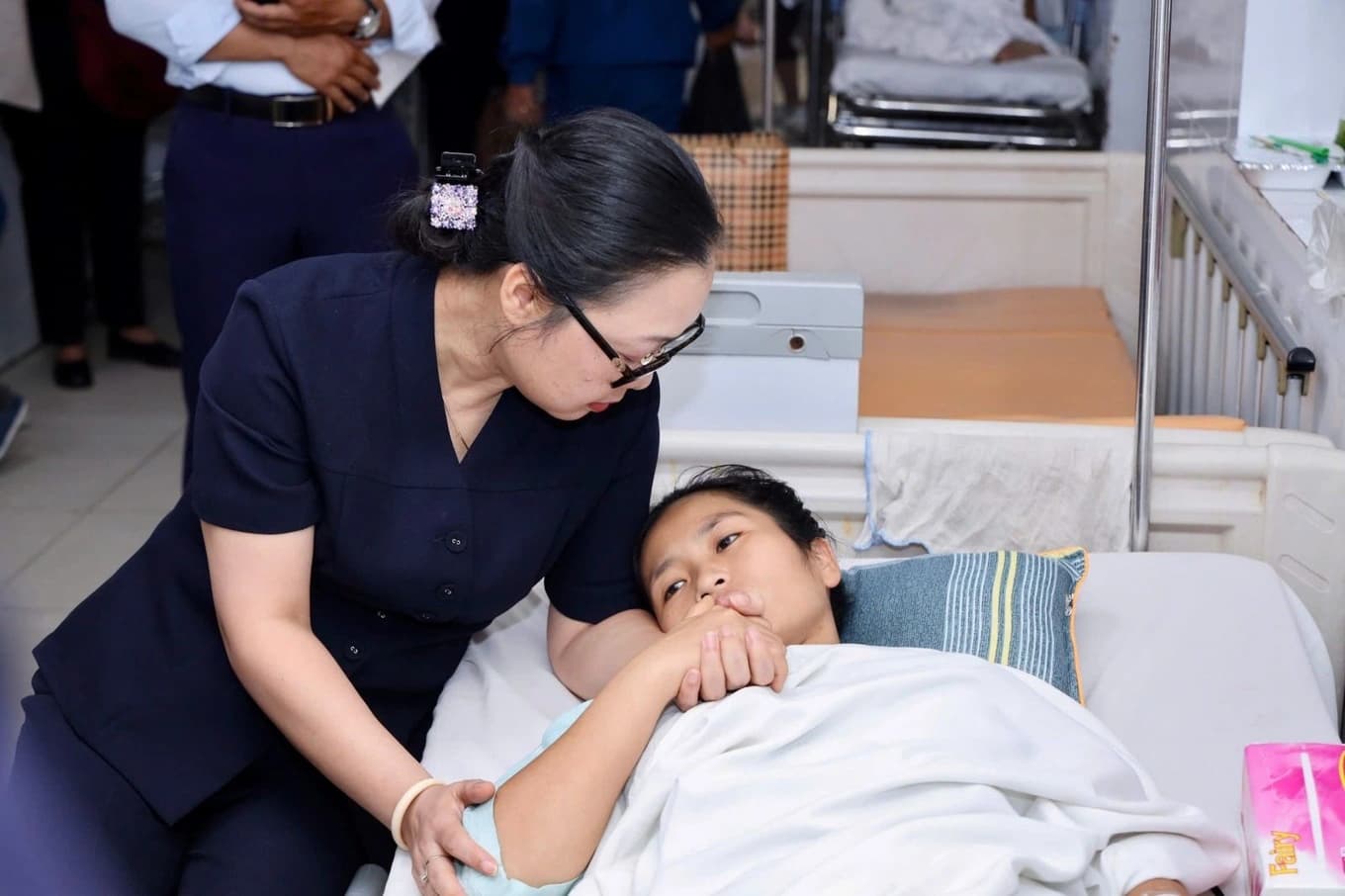 Cô giáo Hoàng Thị Hiền được Chủ tịch nước trao Huân chương Dũng cảm vì cứu học sinh khỏi tai nạn xe tải