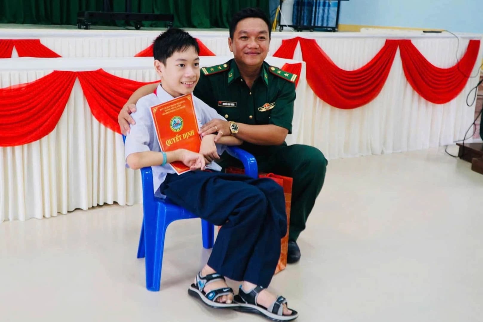 Câu chuyện cảm động: Học sinh khuyết tật 5 năm luôn xuất sắc nhờ mẹ bế