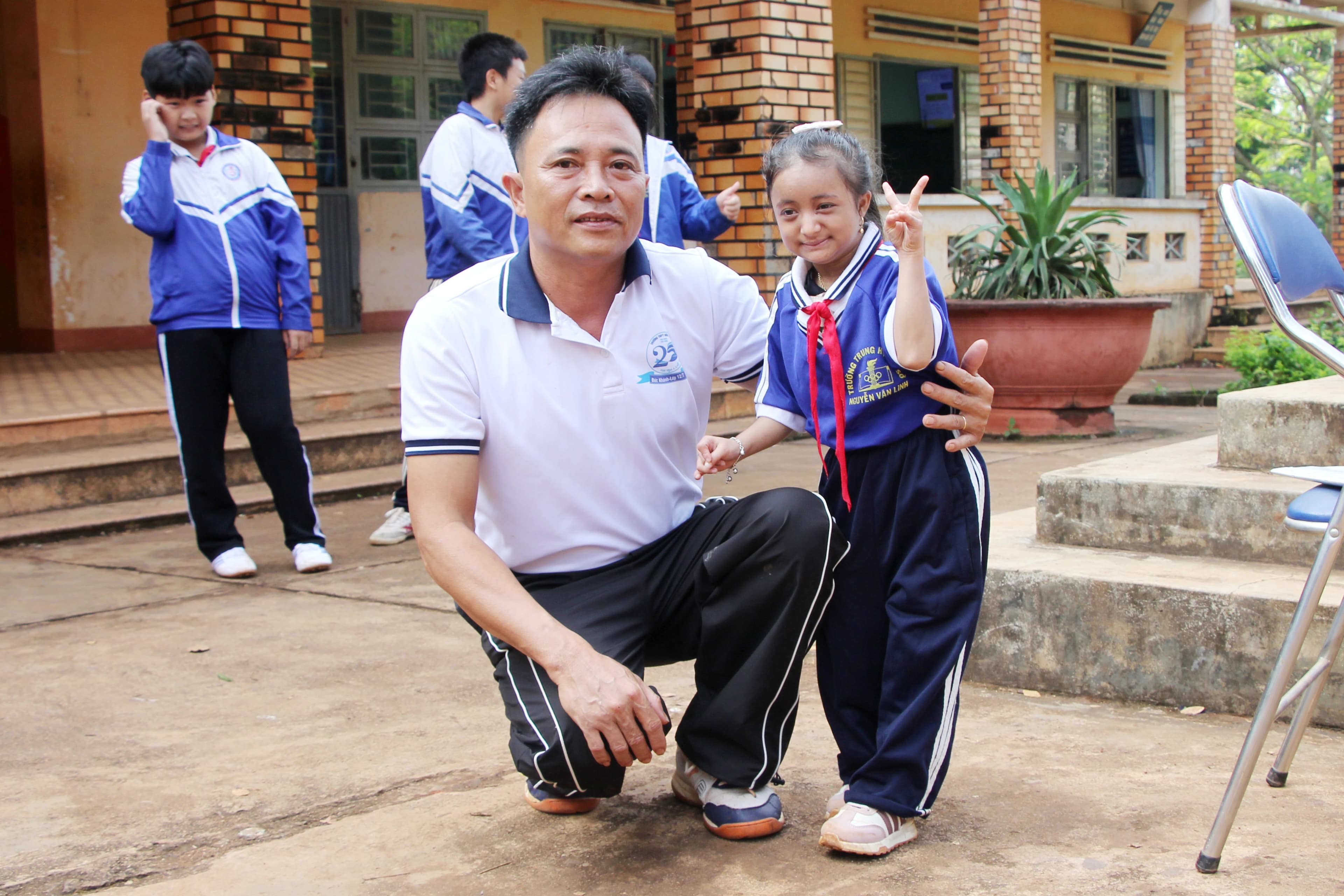 Cô bé 13 tuổi, chiều cao 97 cm vẫn kiên trì đến trường mỗi ngày
