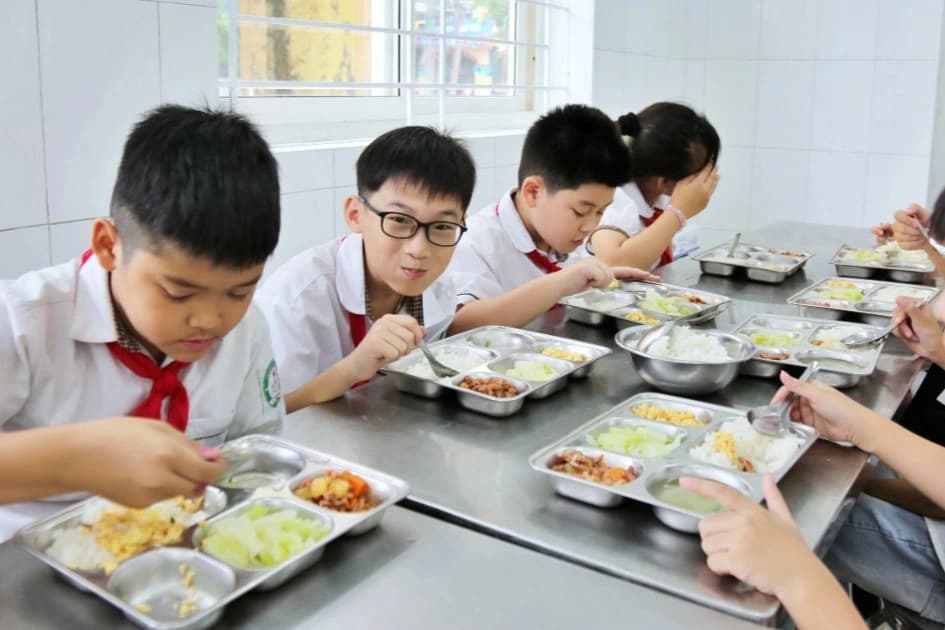 Hà Nội đề xuất nâng mức trần tiền ăn bán trú lên 50.000 đồng mỗi ngày cho học sinh