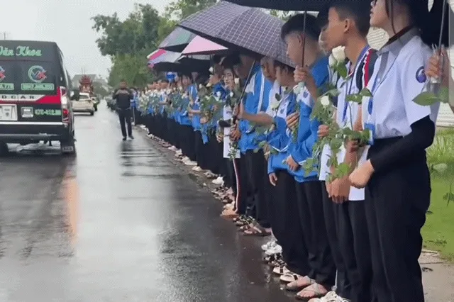 Hàng trăm học sinh Trường THPT Trần Nhân Tông (Đắk Lắk) tiễn biệt cô giáo văn qua đời