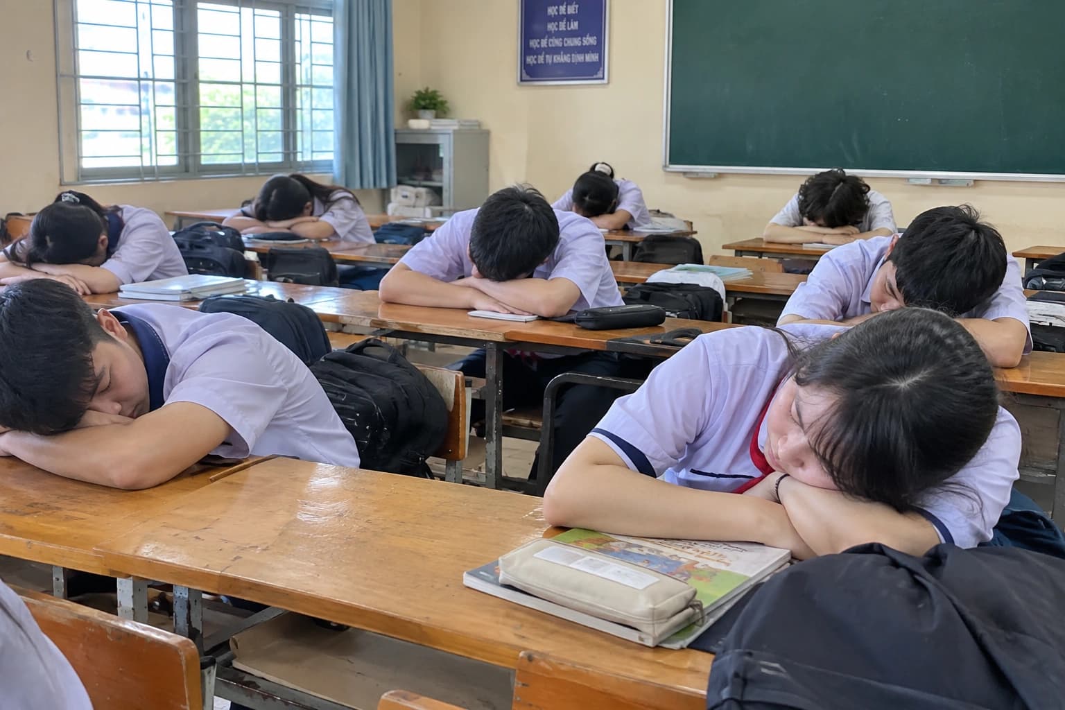 Trường THCS Chu Văn An (TP HCM) cho học sinh bán trú ngủ chung lớp, phụ huynh bức xúc
