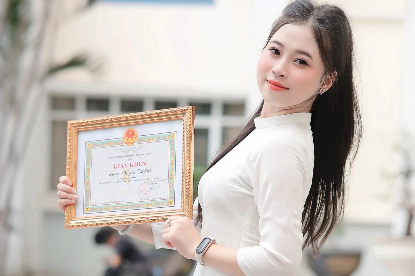 Nữ sinh Nguyễn Thu Hà: Bỏ công việc, 'chạy sô' đám cưới, vẫn thủ khoa Đại học Sân khấu Điện ảnh Hà Nội