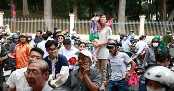 Học sinh vội vã trên xe buýt: Căng thẳng thời gian đến lớp