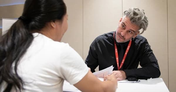 Hơn 1/3 thí sinh IELTS cho thấy luyện thi nâng cao tự tin tiếng Anh hàng ngày