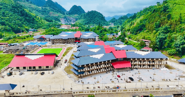 Trường nội trú liên cấp biên giới tưng bừng khai giảng năm học mới