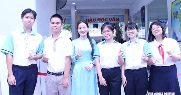 Cựu học sinh trường chuyên về thăm lại mái trường xưa